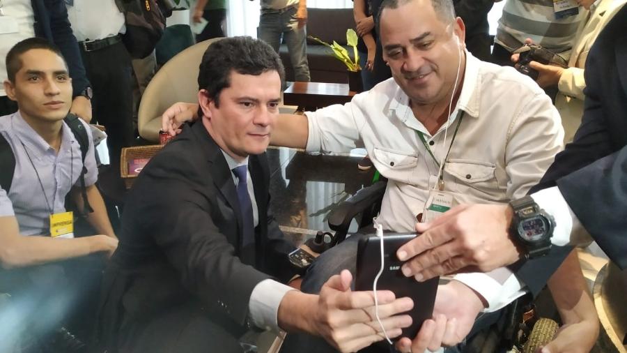 Sergio Moro posa para foto com participante de encontro em Manaus - Leandro Prazeres/UOL