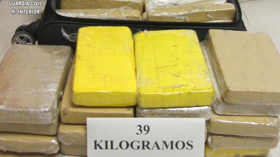 Fotos divulgadas pela polícia espanhola mostram a maleta com 37 pacotes de cocaína, cada um com um pouco mais de 1 kg - Divulgação/Guardia Civil