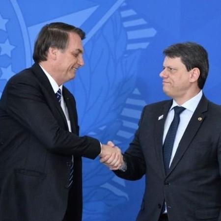 O presidente Jair Bolsonaro e o ministro da Infraestrutura, Tarcísio Gomes de Freitas - Reprodução/Twitter/tarcisiogdf