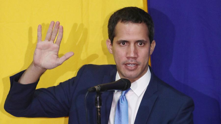 5.jan.2020 - O líder opositor Juan Guaidó presta juramento após ser reeleito presidente da Assembleia Nacional da Venezuela - Fausto Torrealba/Reuters