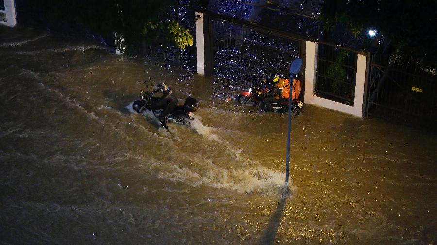 Ponto de alagamento na avenida Nove de Julho, em São Paulo - Nelson Antoine/Estadão Conteúdo