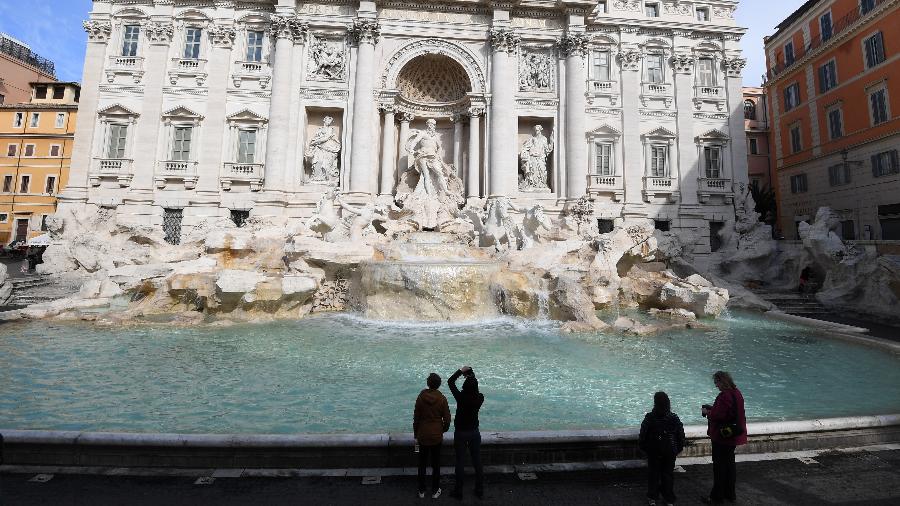 9.mar.2020 - A Fontana di Trevi, uma das mais visitadas em Roma, teve o acesso bloqueado  - Alberto Lingria/Xinhua