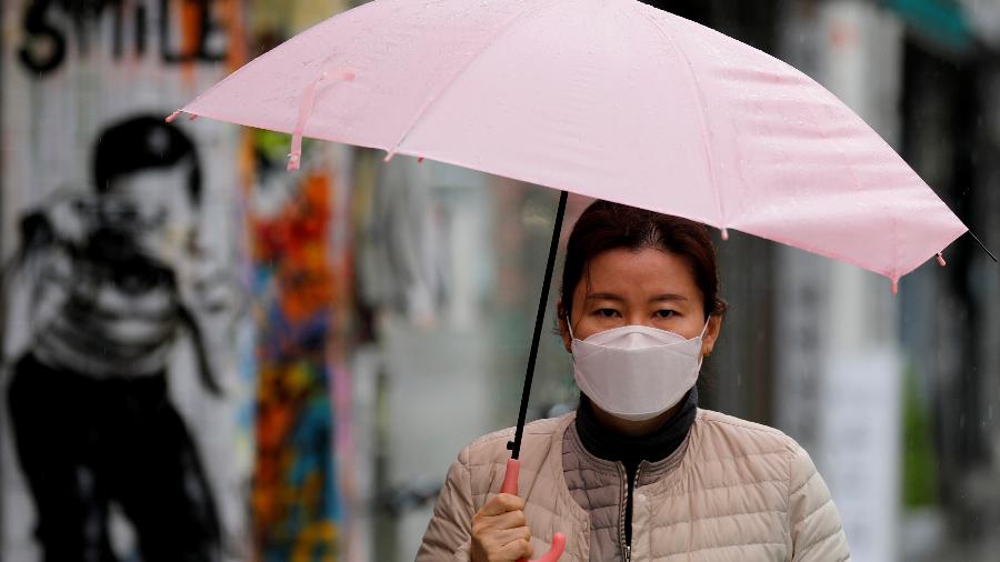 Mulher usa máscara de proteção em Daegu, na Coreia do Sul - KIM KYUNG-HOON