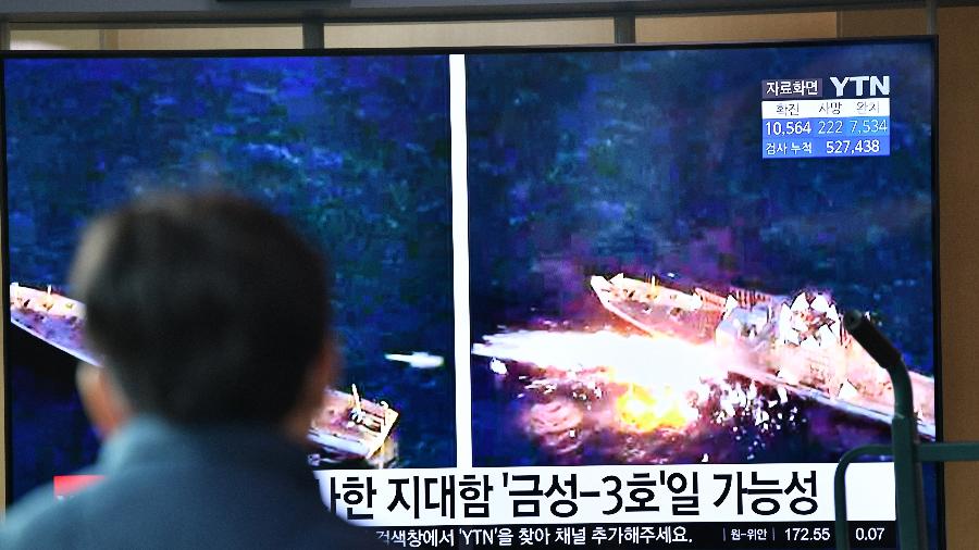 Homem assiste a uma transmissão de notícias na televisão mostrando imagens de um teste de míssil norte-coreano, em uma estação ferroviária em Seul - Jung Yeon-je/AFP