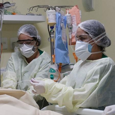 Paciente é intubado por médico na UTI da Santa Casa de Maceió - Sílvio Romero/Divulgação