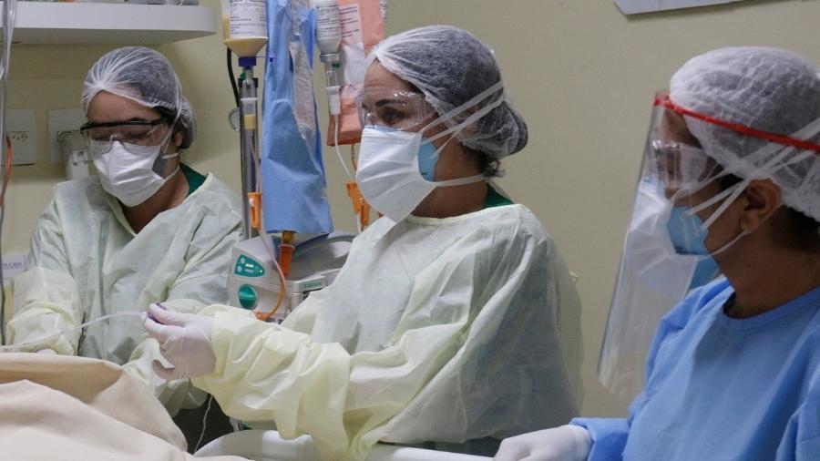 Paciente é intubado por médico na UTI da Santa Casa de Maceió - Sílvio Romero/Divulgação