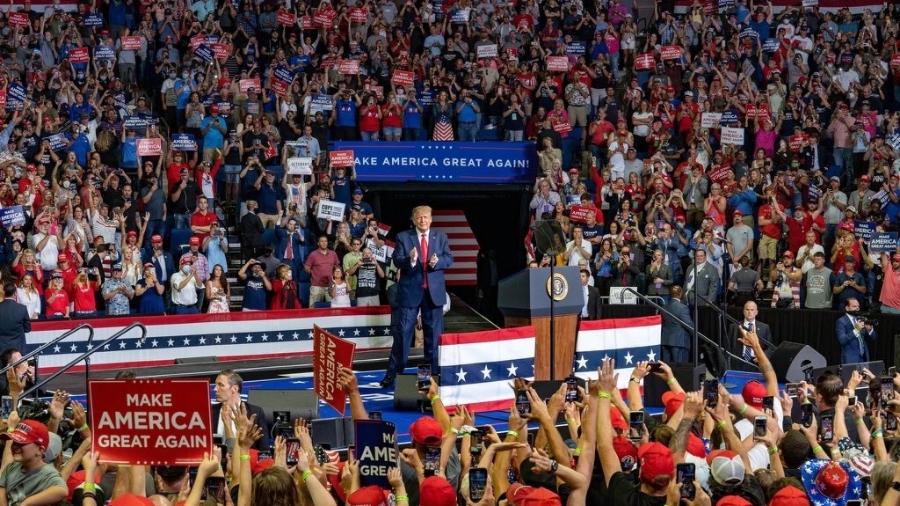20.jun.2020 - Trump com eleitores durante o comício em Tulsa, retomando a campanha presidencial - Divulgação
