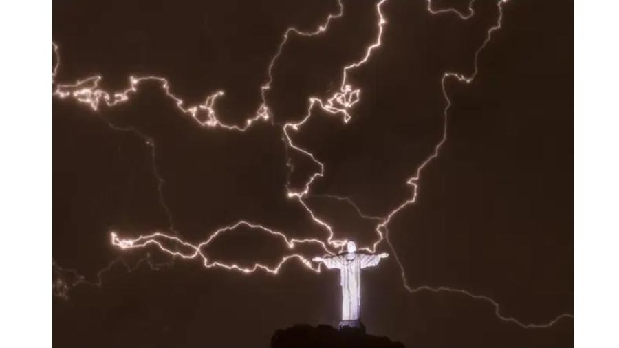 Raios atingem a área em que fica o Cristo Redentor, no Rio. Metáfora e metonímia se estreitam num abraço insano - Yasuyoshi Chiba/AFP/VEJA