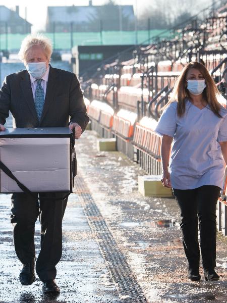  O primeiro-ministro britânico, Boris Johnson, carrega vacinas destinadas a um centro de vacinação em Londres  - Stefan Rousseau/Reuters
