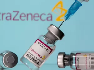 Famílias britânicas processam AstraZeneca por efeito em vacina da covid