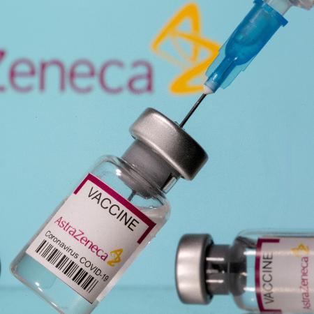 Frascos rotulados como de vacina da AstraZeneca contra covid-19 - Dado Ruvic/Reuters
