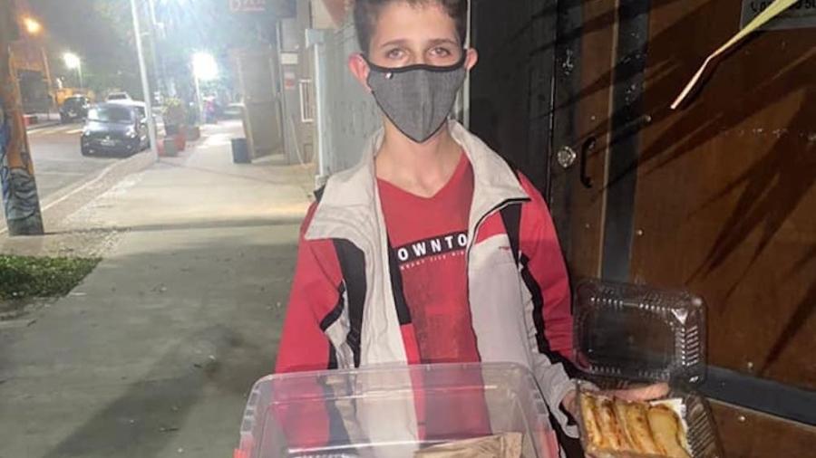 Leandro, de 14 anos, foi humilhado por um grupo de jovens ao tentar vender empanadas em Santos - Reprodução/Redes Sociais