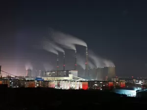 Demanda global de carvão deve crescer 1,4% em 2023, renovando recorde histórico, diz AIE