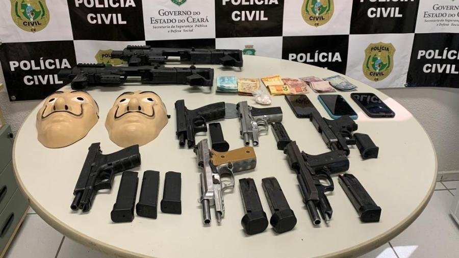 Armas, dinheiro e máscaras apreendidas com os suspeitos de envolvimento na chacina em Fortaleza - Divulgação/ Polícia Civil do Ceará