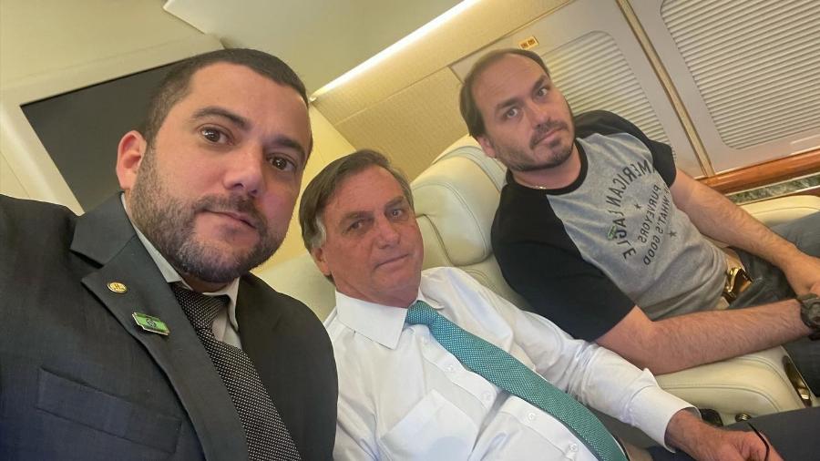 O deputado Carlos Jordy, o ex-presidente Jair Bolsonaro e o vereador Carlos Bolsonaro, todos do PL