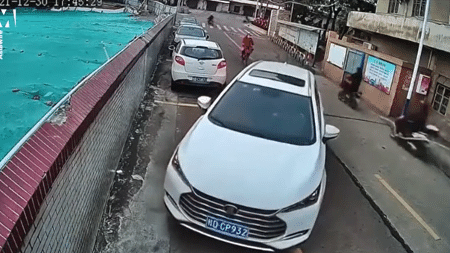 China: Motorista atrapalhado viraliza ao estacionar carro com as mãos