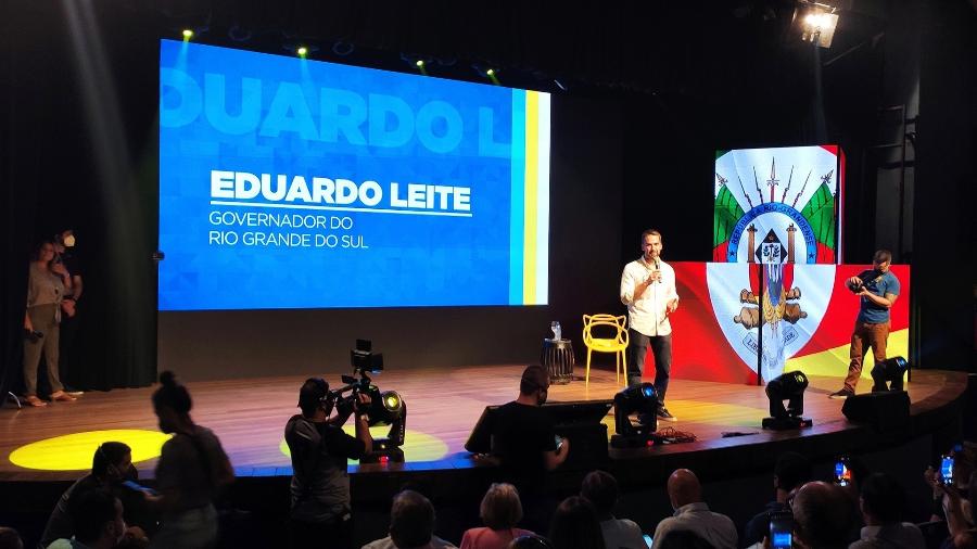 O governador gaúcho, Eduardo Leite (PSDB), discursa em evento do partido em Porto Alegre; ele sofre pressão dos correligionários para disputar mais um mandato - 12.fev.2022 - Reprodução/Facebook/psdbrs