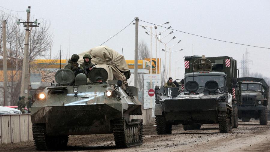 Exército russo é fotografado na região da Crimeia, próximo à Ucrânia. Os tanques possuem uma marca "Z" estampada - Stringer/AFP