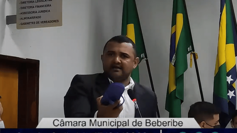 Com um chinelo nas mãos, o vereador Francisco Hernandes (PSD), de Beberibe (CE), incitou a população a bater na prefeita do município, Michele Queiroz - Reprodução/YouTube/Câmara Municipal de Beberibe