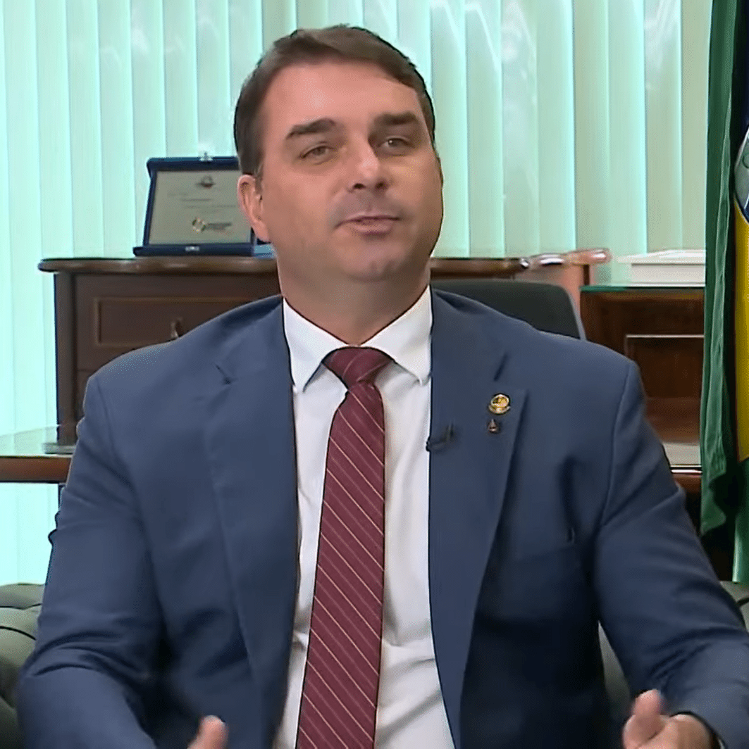 Andando a passos lentos, caso Flávio Bolsonaro é reaberto com novo