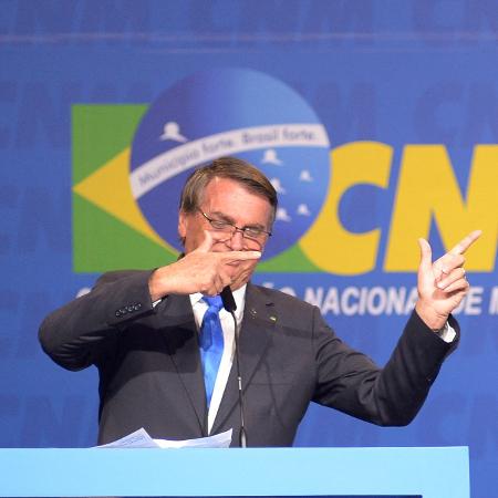 Presidente Jair Bolsonaro gesticula fazendo armas durante evento em Brasília - REUTERS/Andressa Anholete