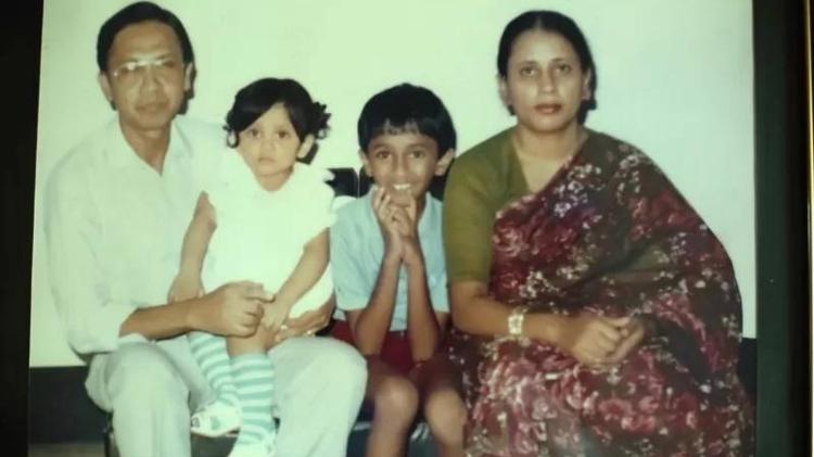 Shagufta as a child, in her father's arms, Taher Ahmed - Reproduction/BBC - Reproduction/BBC