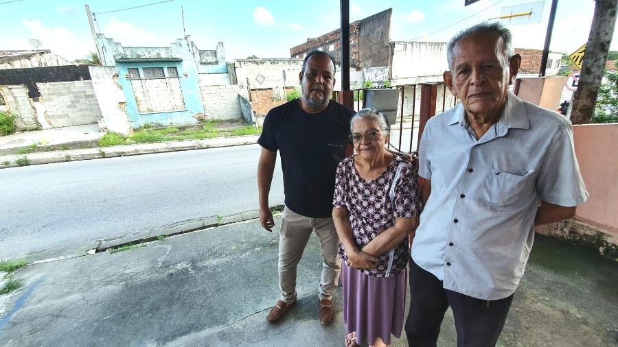 Gustavo, Zuila e Carlos Nascimento: em meio a casas em ruína, família ainda vive no bairro do Pinheiro - Carlos Madeiro/UOL