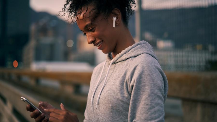 Usar fones de ouvido já faz parte da nossa rotina, seja durante as atividades físicas, no trabalho ou no lazer - Getty Images