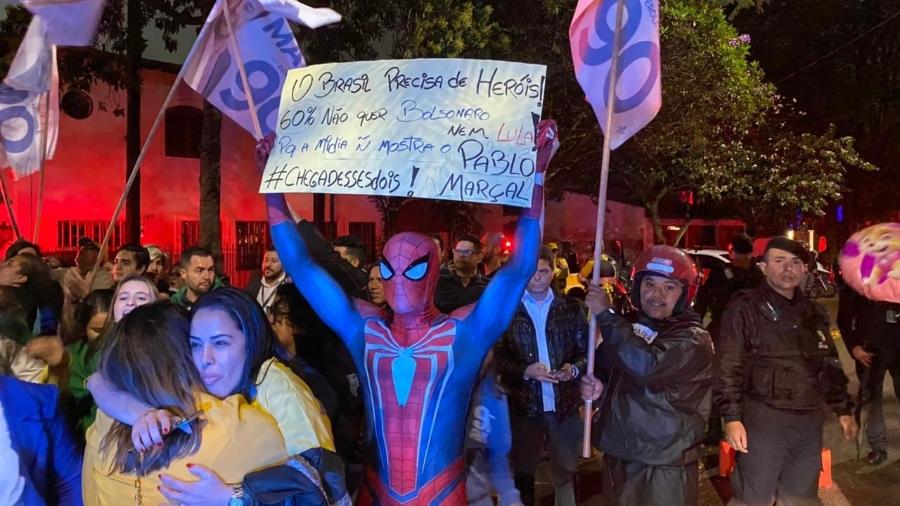 Patrick Cosplay, 31, nome artístico do manifestante fantasiado como Homem-Aranha - Herculano Barreto Filho/UOL