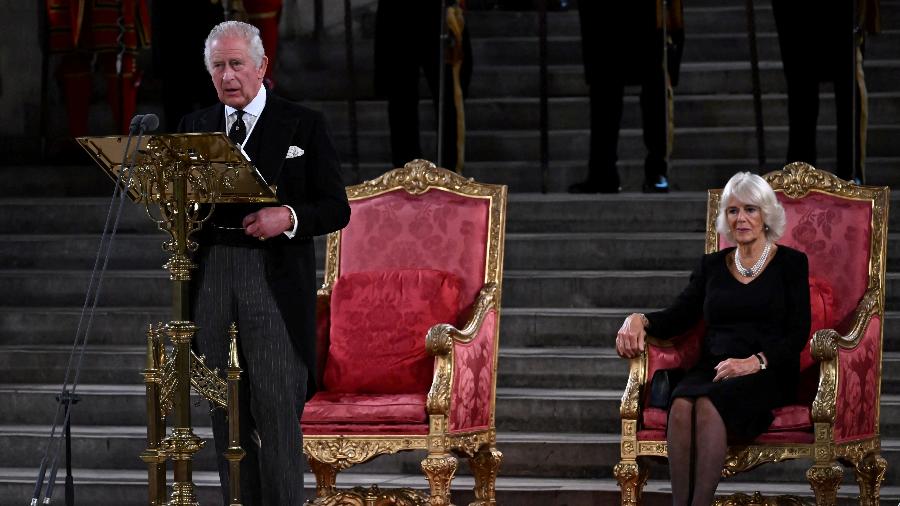 Rei Charles 3ª e a rainha consorte, Camilla, durante primeiro discurso do novo rei ao parlamento britânico - Ben Stansall/Pool via REUTERS