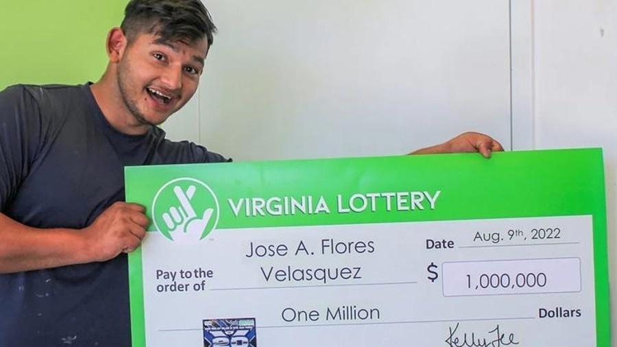 Jose Flores Velasquez recebe o prêmio de US$ 1 milhão - Divulgação/Virginia Lottery