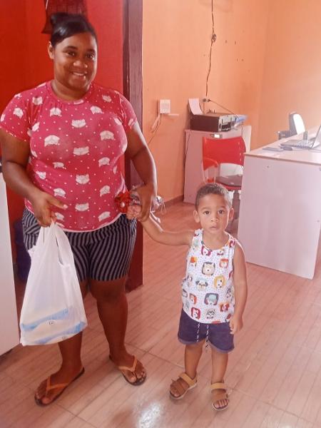 Emanuele  Rosa dos Santos, 22, e o irmão de dois anos recebem três litros de leite em Itaquitinga (PE)  - Arquivo pessoal - Arquivo pessoal