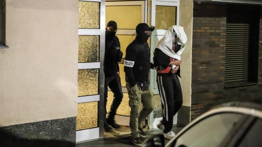 3.mai.2023 - Polícia alemã prende pessoa em Hagen, na Alemanha, em uma operação que mira a máfia italiana "Ndrangheta  - ALEX TALASH/AFP