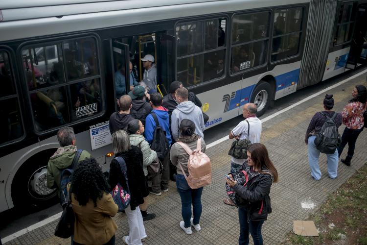 Movimento nas paradas de ônibus em frente a Estação da Luz em dia de greve do Metrô