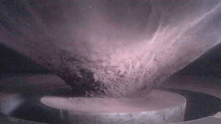 Cortina de material ejetado criada durante experimento de impacto de hipervelocidade simulando Ceres