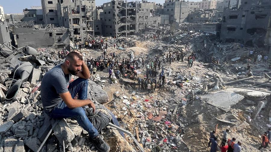 Palestinos buscam por sobreviventes em meio a escombros após ataque de Israel a Jabalia, maior campo de refugiados da Faixa de Gaza