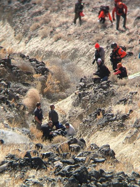 Idosa de 72 anos é resgatada no condado de Canyon (EUA) após ficar quatro dias presa entre rochas depois de bater seu carro