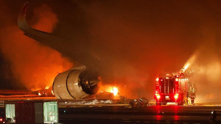 Bombeiros trabalham para apagar chamas de avião da Japan Airlines em aeroporto de Tóquio, no Japão