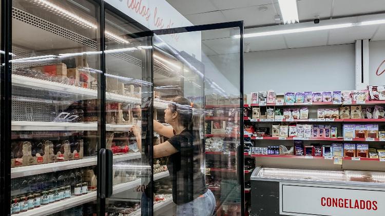 Funcionário de um supermercado em Buenos Aires troca preços de produtos diariamente com valores atualizados