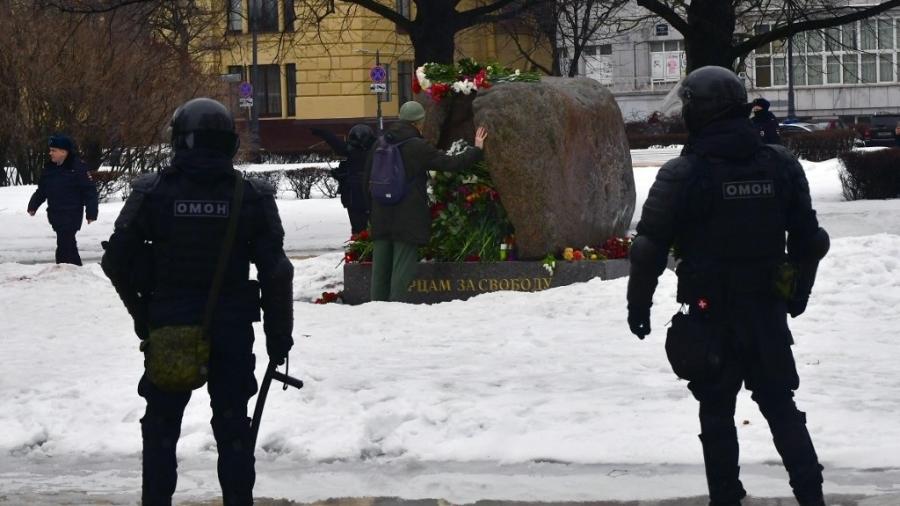 Policiais observam movimentação em monumento para vítimas de repressão policial na Rússia [Imagem de arquivo]