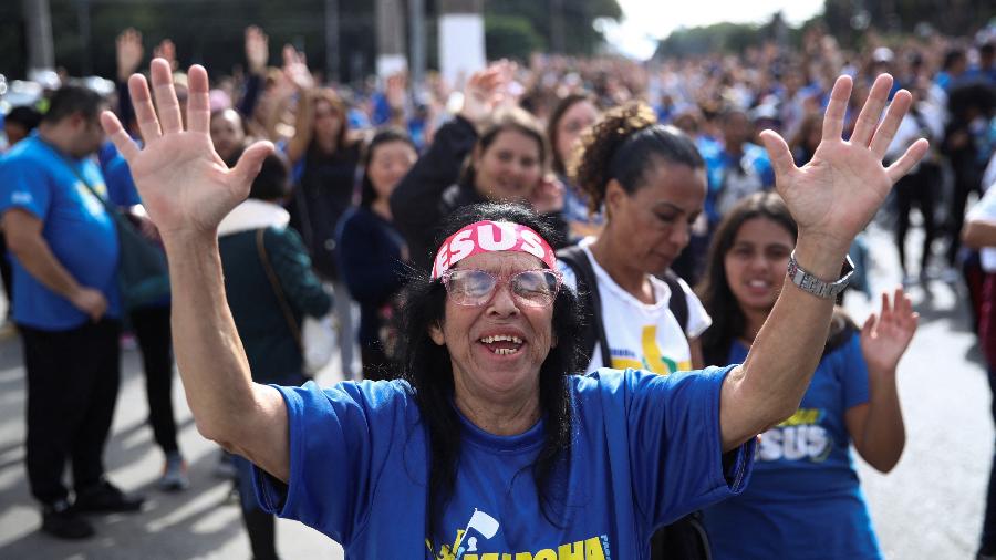 Fiéis oram durante a Marcha para Jesus, em São Paulo Fiéis oram durante a Marcha para Jesus, em São Paulo