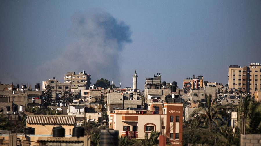 03.ago.24 - Uma foto tirada da cidade de al-Zawayda, no centro da Faixa de Gaza, mostra fumaça subindo na área de Netzarim, ao sul da Cidade de Gaza