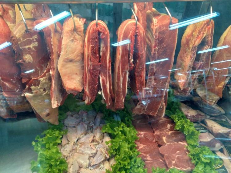 Carnes em supermercado de Porto Alegre: com secas e queimadas, pasto disponível diminui e gado precisa ser alimentado com ração, mais cara