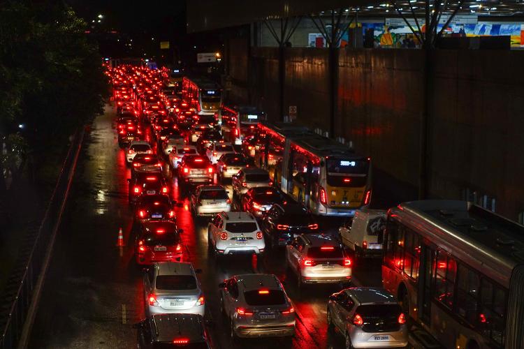 Radial Leste congestionada no sentido centro, na altura do Tatuapé, após forte chuva em São Paulo