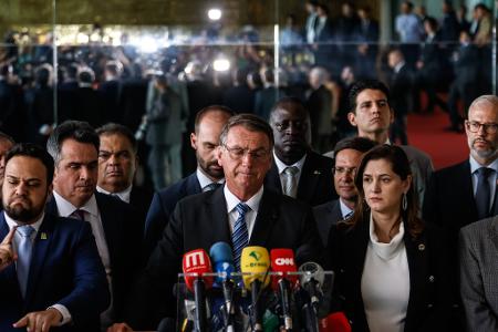 O presidente da República e candidato derrotado à reeleição, Jair Bolsonaro (PL), faz pronunciamento 44 horas após o resultado das urnas ao lado de apoiadores, dentro do Palácio da Alvorada