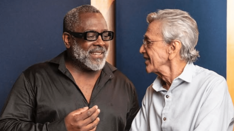 Cantor e compositor gospel Kleber Lucas ao lado de Caetano Veloso, com quem regravou a música "Deus cuida de mim"