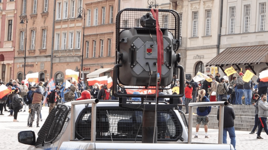 As LRAD foram usadas durante protestos, como em Varsóvia, Polônia, em 2020 As LRAD foram usadas durante protestos, como em Varsóvia, Polônia, em 2020