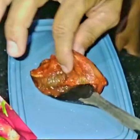 Consumidores alegam que o pacote com molho de tomate veio com rato Consumidores alegam que o pacote com molho de tomate veio com rato