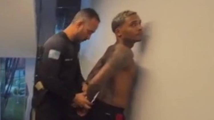 Mc Poze foi preso e algemado em casa pela Polícia Civil do Rio de Janeiro na manhã desta quinta (29) Mc Poze foi preso e algemado em casa pela Polícia Civil do Rio de Janeiro na manhã desta quinta (29)