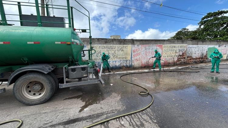 Lavagem da rua feita um dia após a operação Lavagem da rua feita um dia após a operação